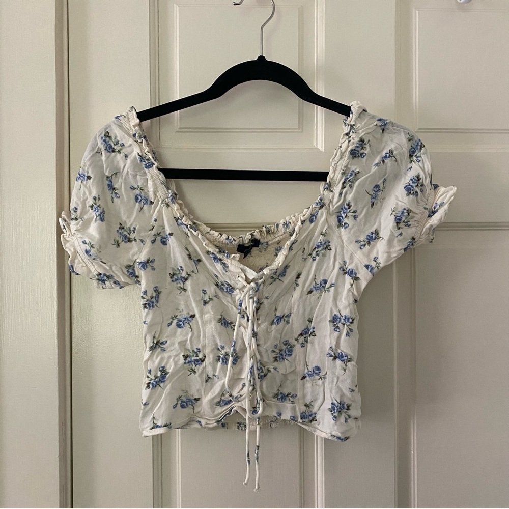 American Eagle Outfitters White Floral Lace-Up Crop Top with Blue Blossoms